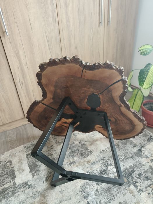 Măsuță de cafea din blat de nuc și rășină epoxidică