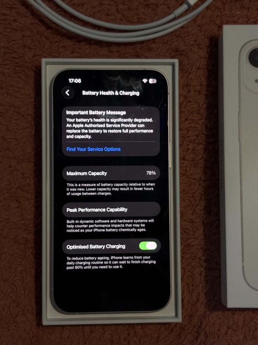 Iphone 13 чист-бял цвят