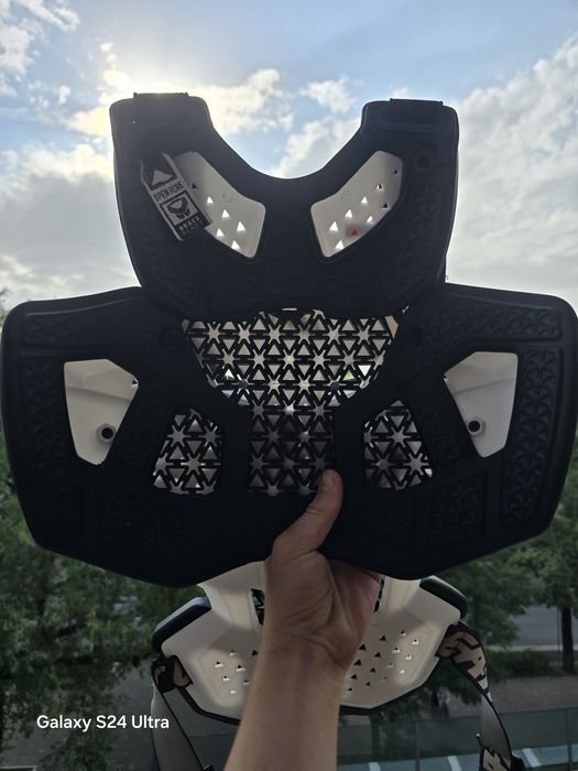 Продам Leatt Chest Protector 3.5 white