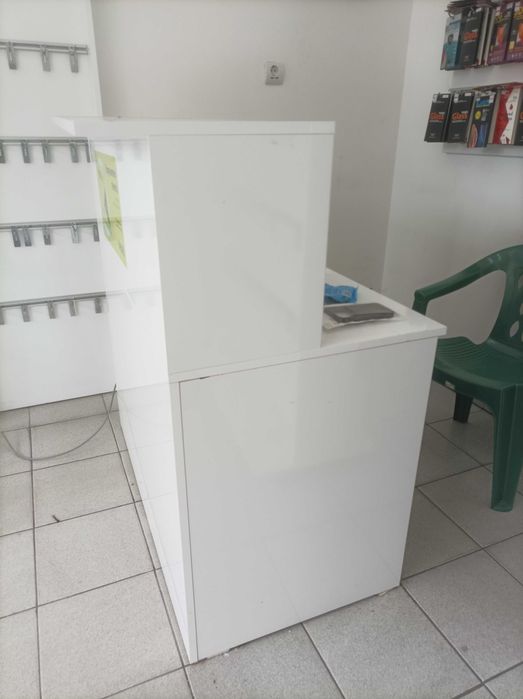 Мебели бял лак за магазин