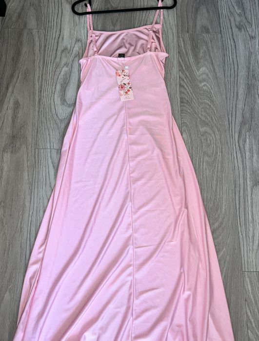 Rochie roz nouǎ de varǎ