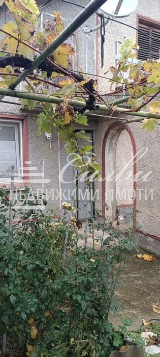 Двуетажна ТУХЛЕНА къща с ГАРАЖ - с. Мадара