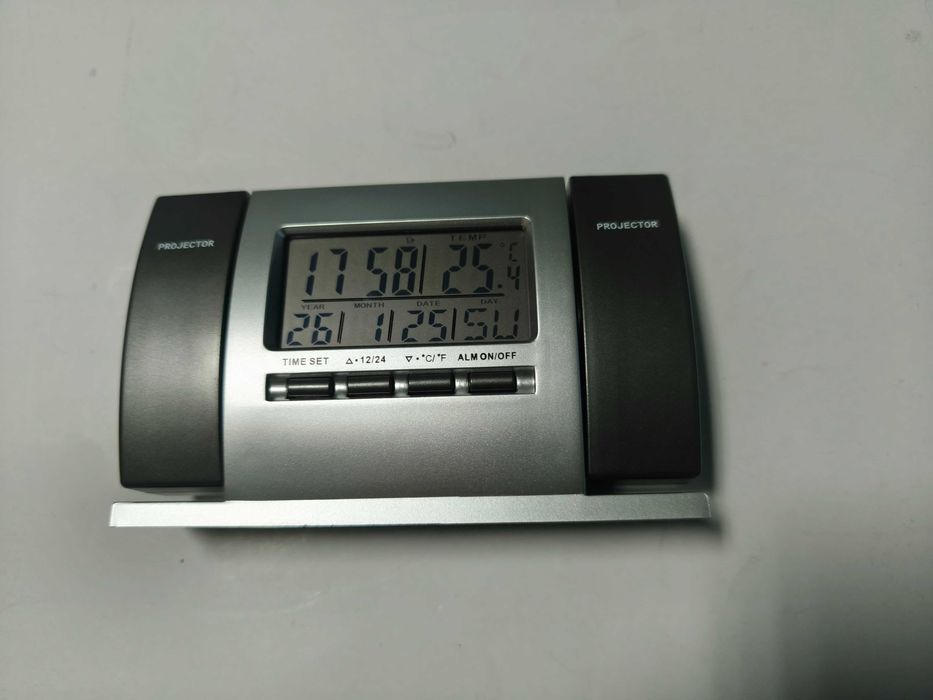 Ceas de birou cu afisaj lcd si proiector pe tavan