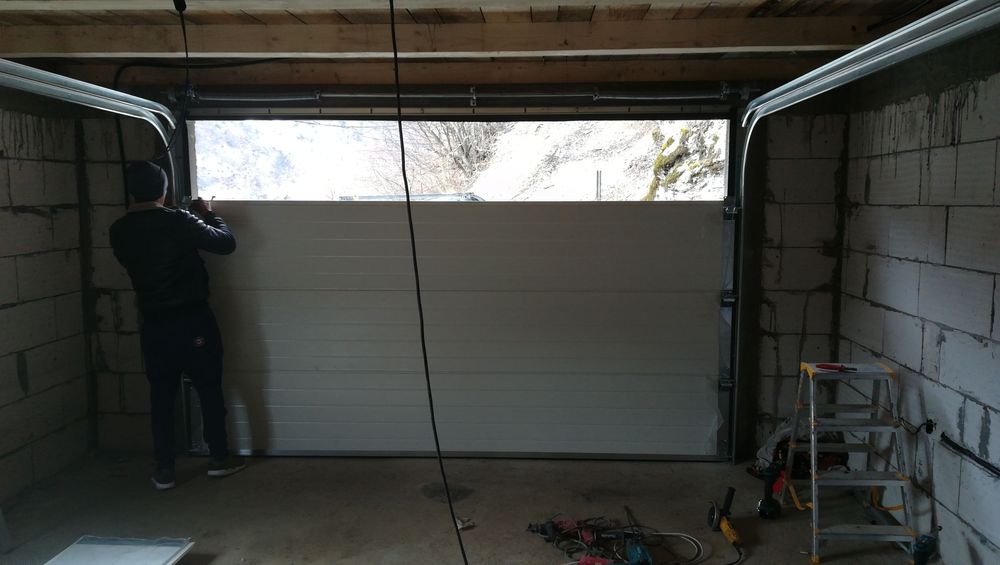 Ușa pentru garaj