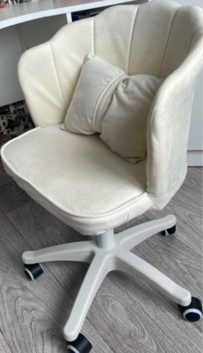 Светло-серое кресло на колесах