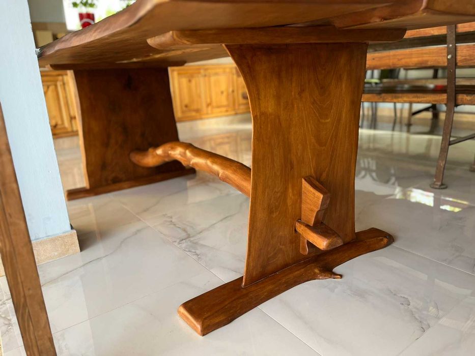 Маса от масив-орех