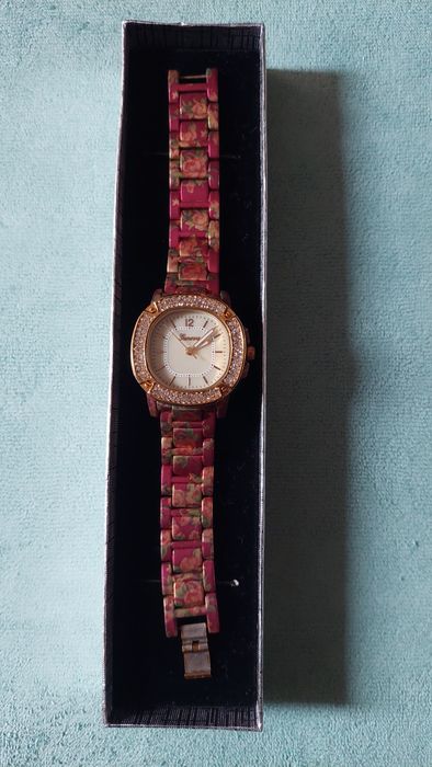 Кварцевые часы,наручные,новые