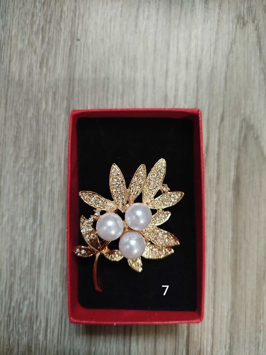 Страхотни брошка в кутия