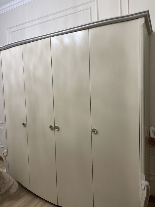 В продаже комплект мебели