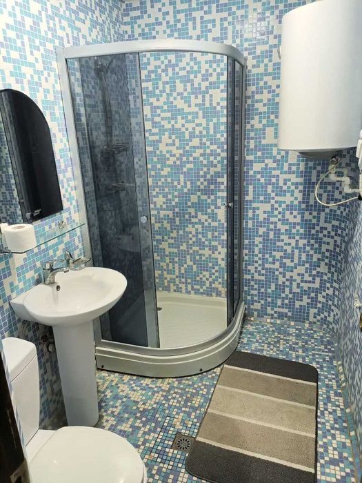 Топчаны, беседки и пикник на берегу Ташморе в зоне отдыха БРИЗ