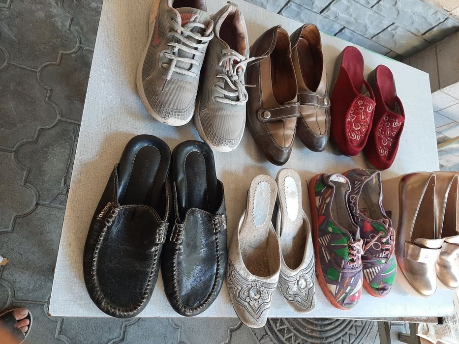 Oyoq kiyimlar sotiladi