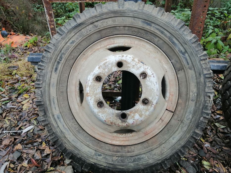 Vând cauciucuri și cilindru servodirectie