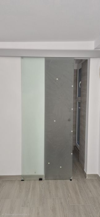 Usa interior culisanta din sticla, cu sistem de culisare