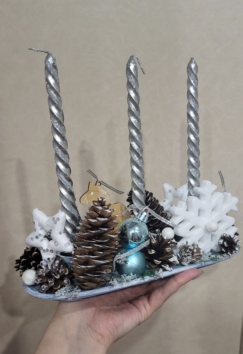 Подсвечники со свечами.