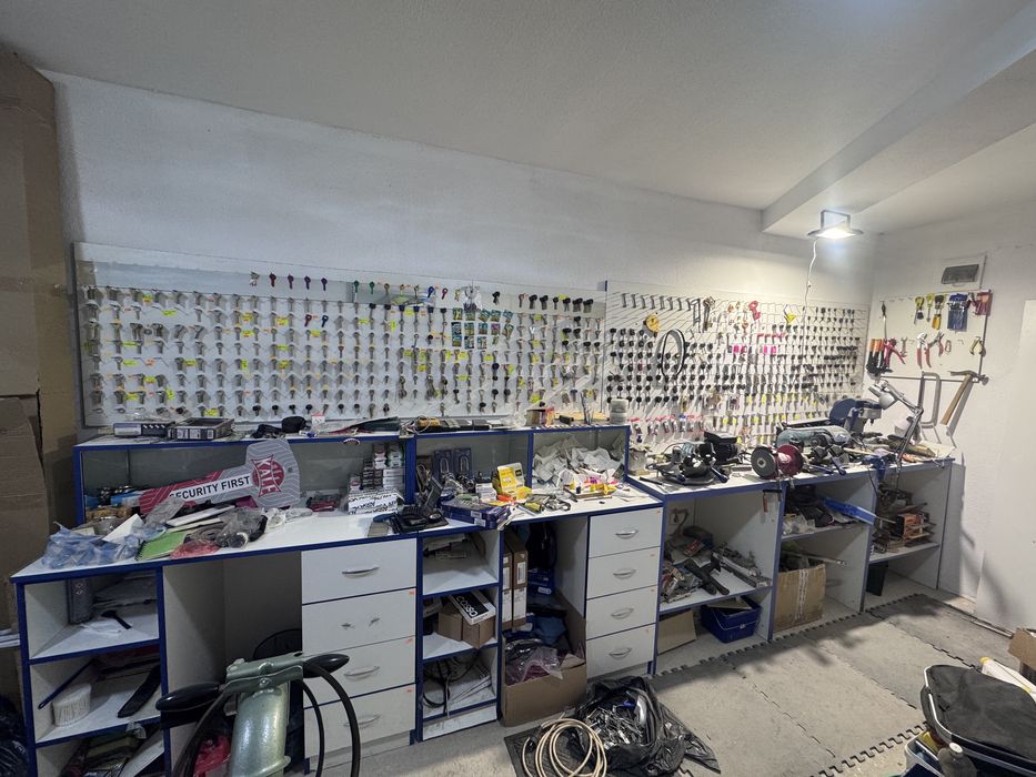 ПРОДАВА СЕ Напълно Оборудван Ключарски Бизнес - Готов за Работа!