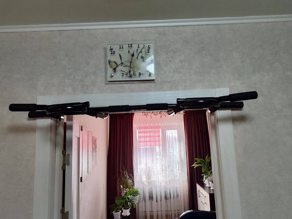 Продам турник дверной.