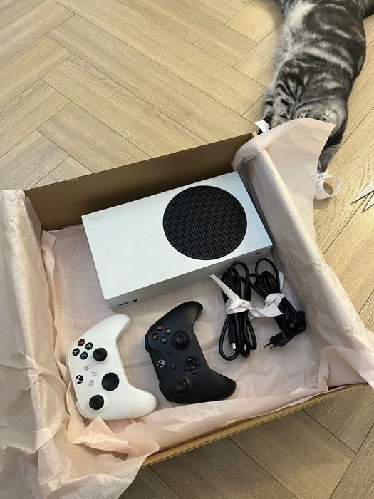 Xbox series S 2 джойстика с играми