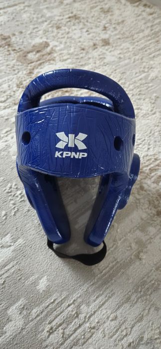 Перчатки и шлем для бокса