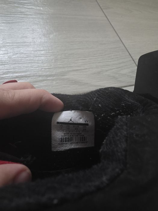 Vând jordani 4 (cu mici defecte )