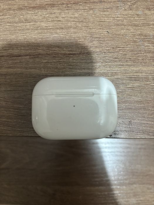 Продам оригинальный кейс от аирподс про