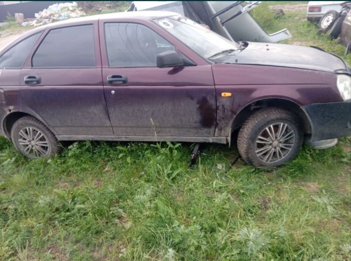 Продам приору по запчастям