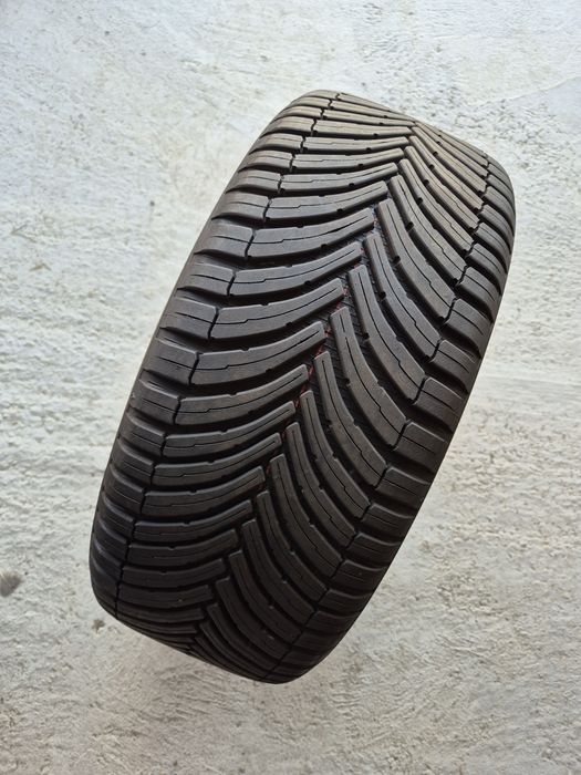 O bucată 225/45 R17 M+S iarnă - una Bridgestone Semperit