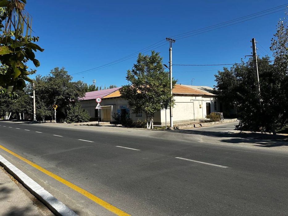 Ховли угловой жой сотилади, йулни буйинда!