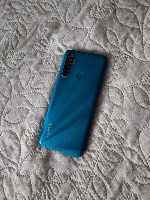 Продавам realmi 5 I в отлично дъстояни Ram 4,00GB,Rom 64GB