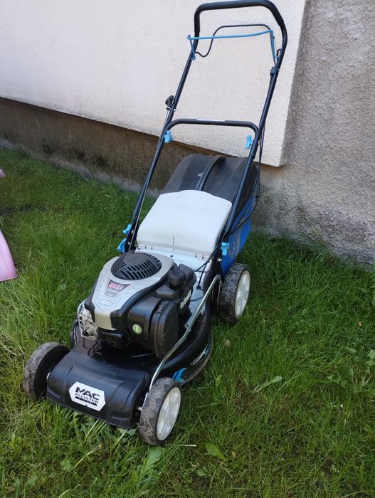 Masina tuns iarba cu tractiune