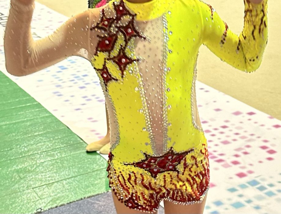 Продам гимнастические купальники