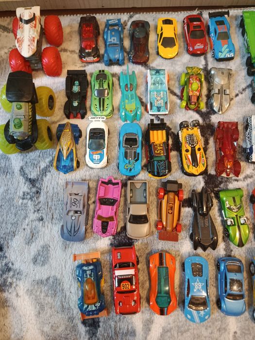 Lot mare peste 45 mașinuțe copii - Hot Wheels, Monster Truck, Disney Cars Dinoco