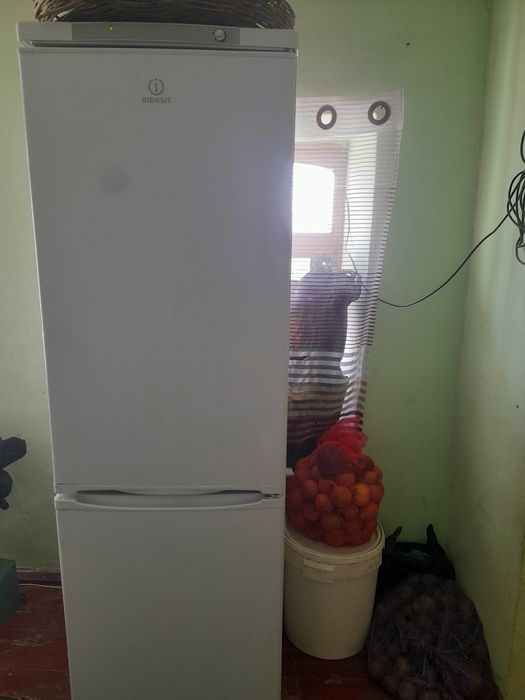 Холодильник сотилади