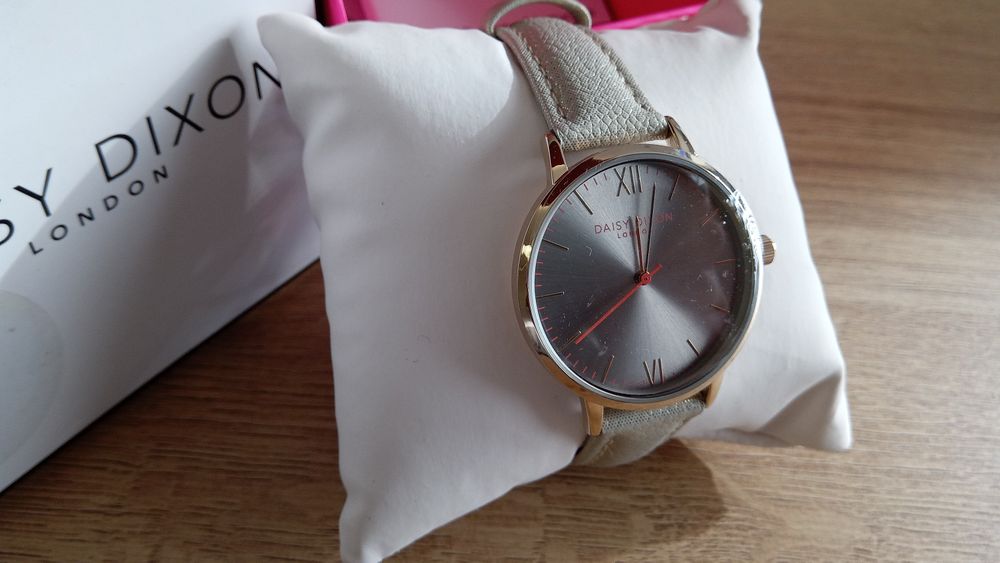 Дамски часовници Daisy Dixon 50 лв всеки