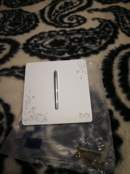 Продам настенный переключатель света.