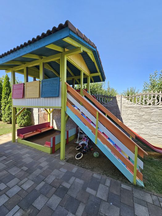 Loc de joaca cu tobogan,lada de nisip,spațiu de joaca