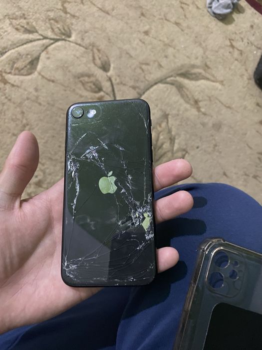 Продам айфон се 2020 робочий