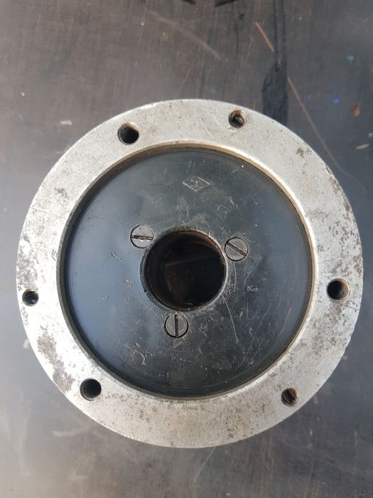 Materiale:aluminiu si universal de 125 cu trei bacuri .universal de 85cutrei bacuri.