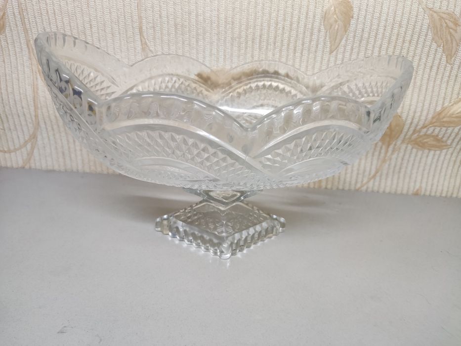 Ваза с рисунком на ножке