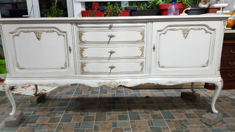 Mobilă veche reconditionată