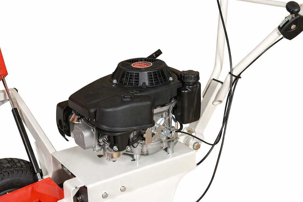 Utilaj autopropulsat pentru recoltat nuci, alune, migdale