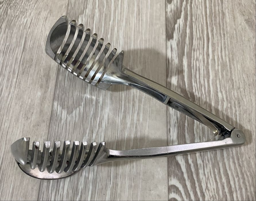 Кухонные щипцы для удержания фруктов и овощей при нарезании