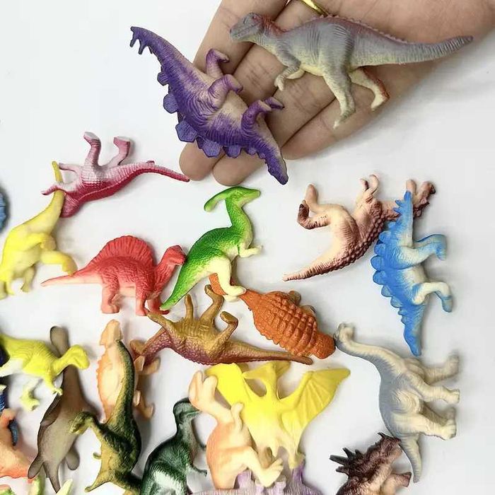 Малки динозавърчета за игра, направени от гъвката пластмаса