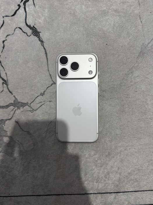 iPhone 17 pro silver