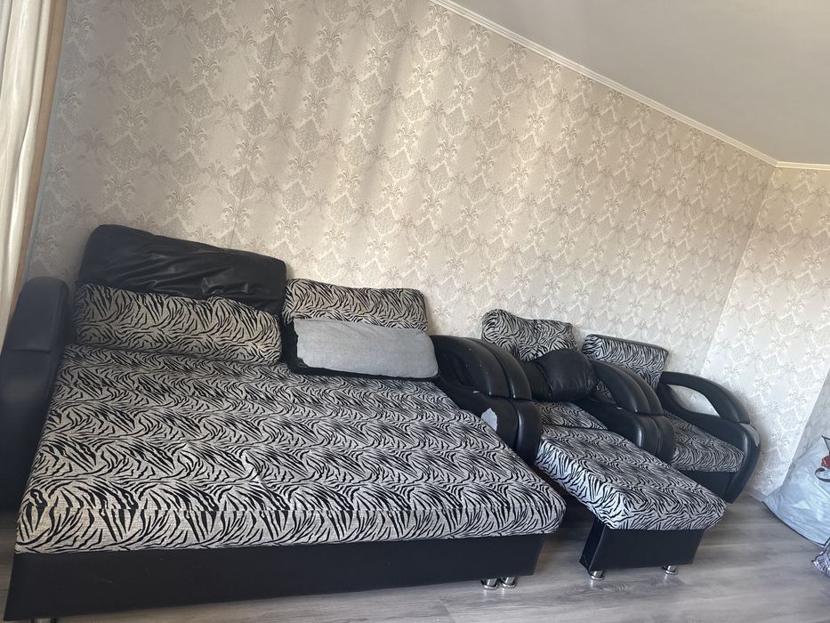 Продам диван с двумя креслами бу