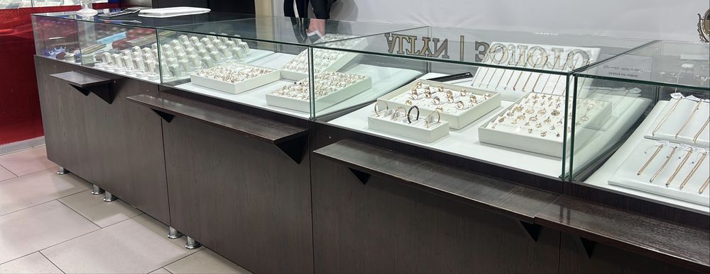 Прилавки витрины ювелирные.