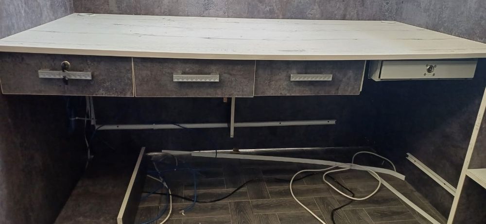 Продам комплект офисных столов