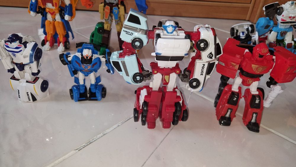 Продам игрушки трансформеры Тоботы