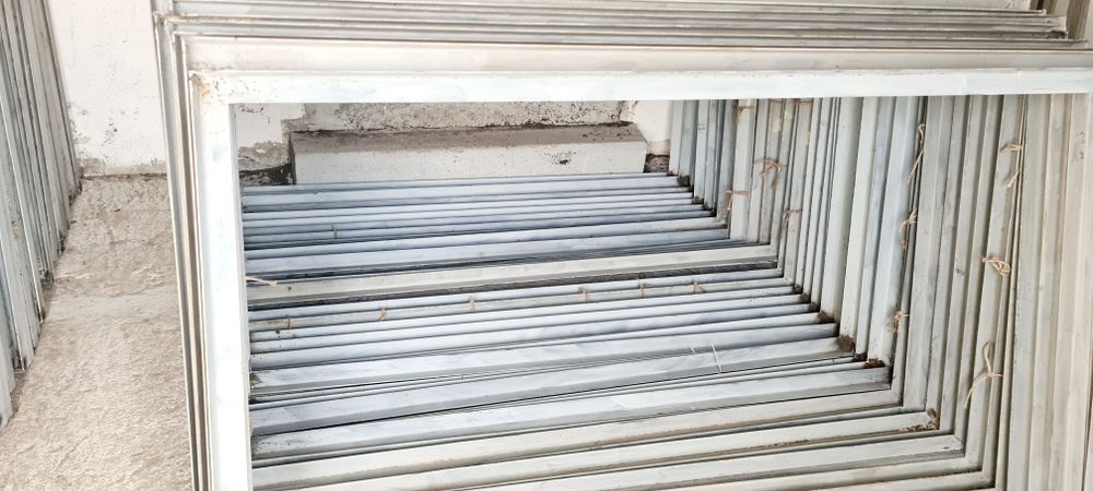 Cornier de 50 x 50 x 4 mm. 12 lei metru linear