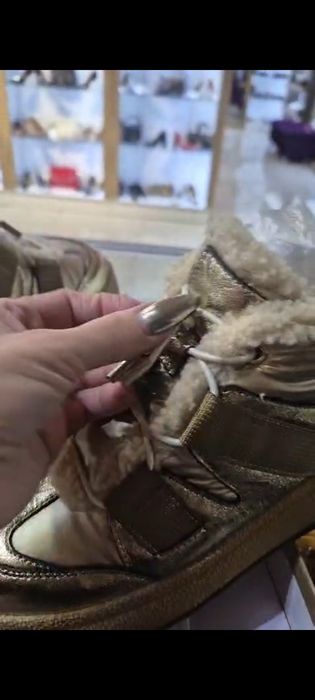 Продам ботинки новые.