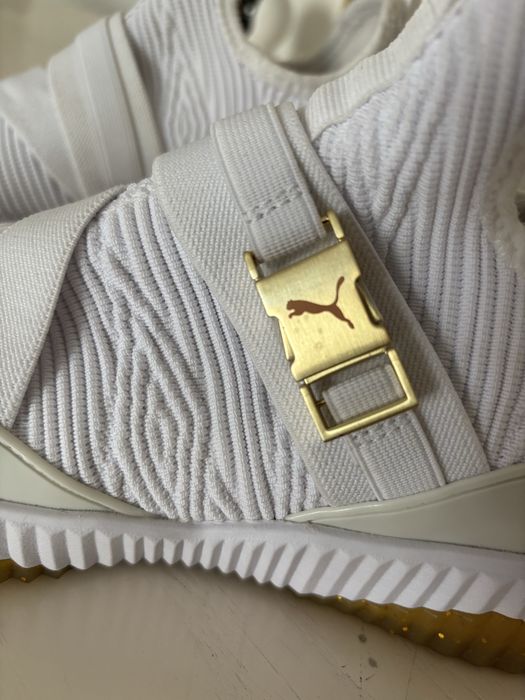 Белые кроссовки Puma